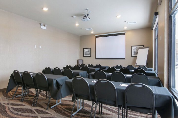 Cobblestone Inn & Suites at UW Stout Downtown Menomonie