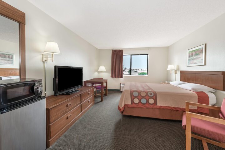 Super 8 by Wyndham Smithville / Kansas City