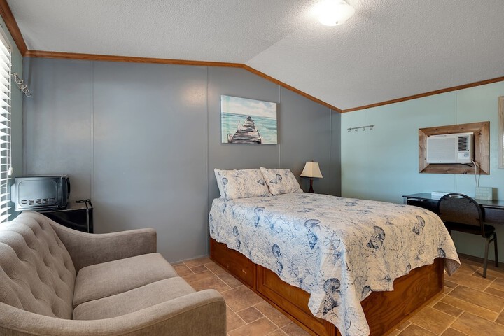 Room 4 of 9