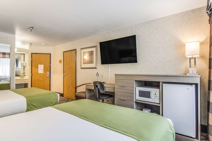 GuestHouse Inn & Suites Hotel Poulsbo