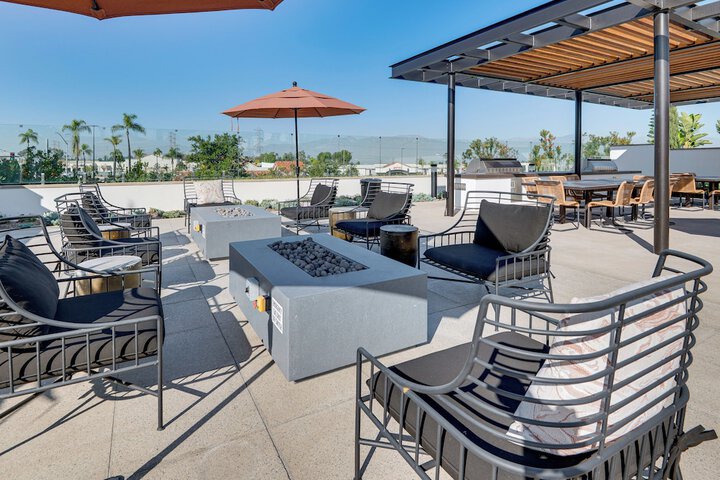 12 Mi to Dtla! Multi-level Charmer w / Pool Access
