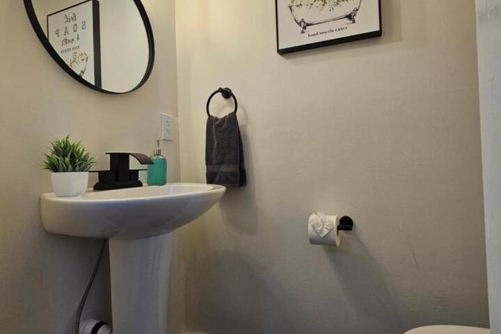 Cozy & Modern 3-Bed Retreat - 8 Mins to Bridge St