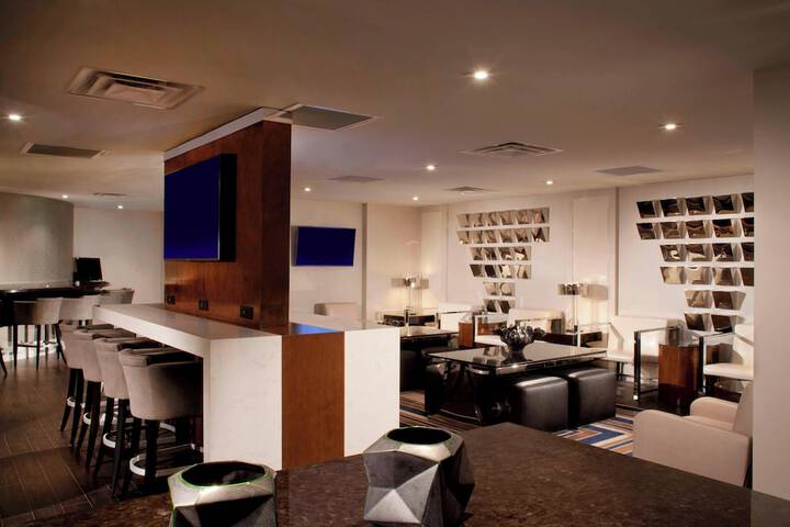 Lounge 98 of 108