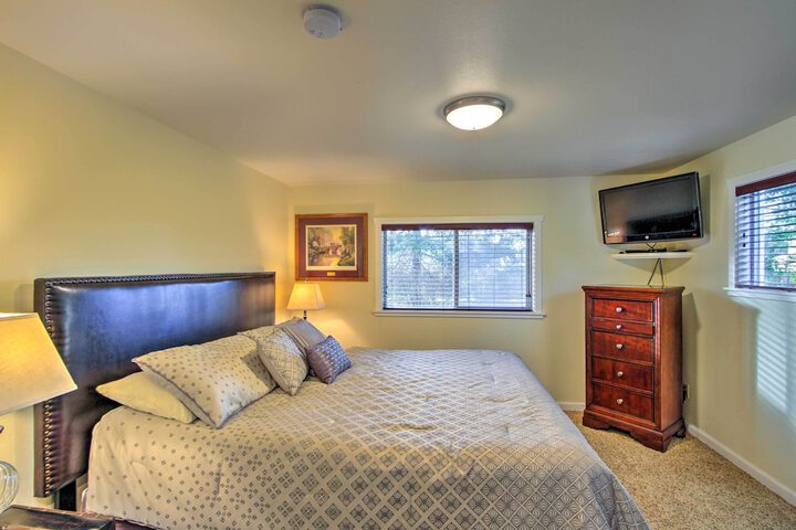 Peacock Hill Retreat on 1 Acre 1 Mi to Harbor