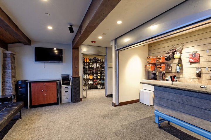 The Crestwood Condominiums