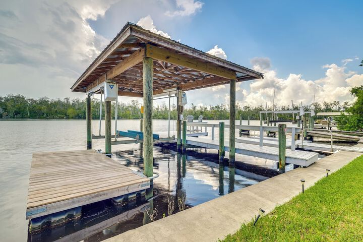 Private Dock & Water Views! Homosassa Retreat