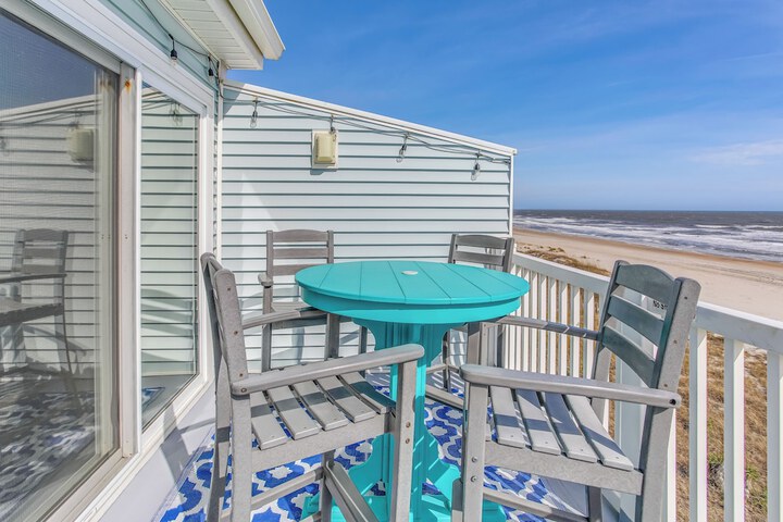 salt & Light Oceanfront Condo w / Pool & Elevator