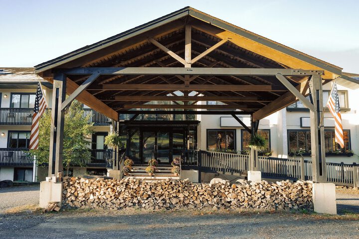 Hunter Lodge a Bluebird by Lark