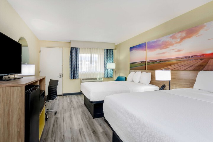 Days Inn & Suites by Wyndham Clovis