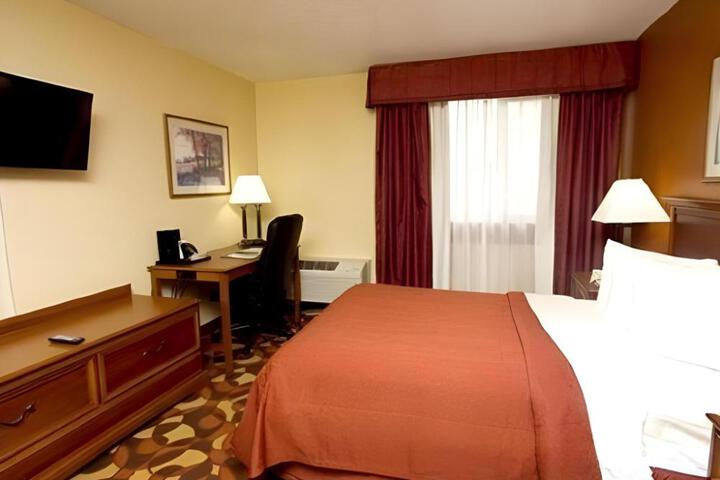 Quality Inn & Suites Kansas City I-435n Near Sports Complex