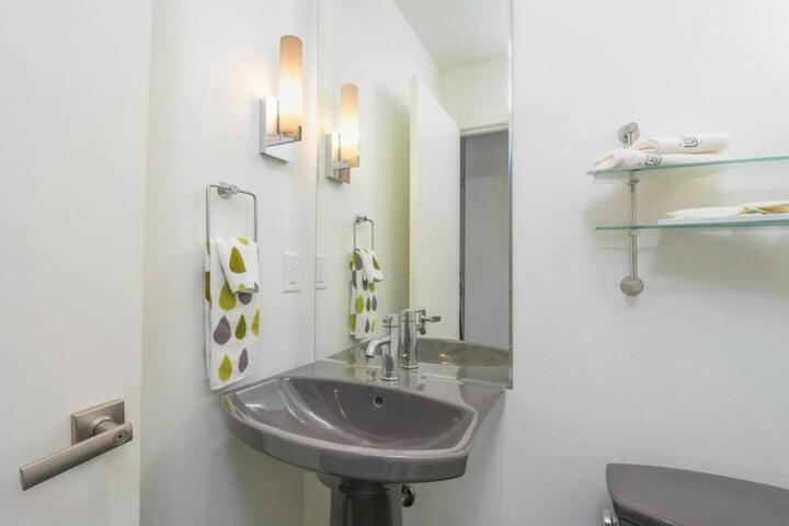 Large eclectic 1 BR above restaurant 15min to PDX