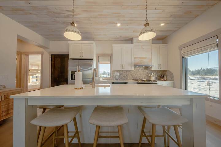 Wilderness Club Nest Modern Cabin Retreat for 9 w / Hot Tub