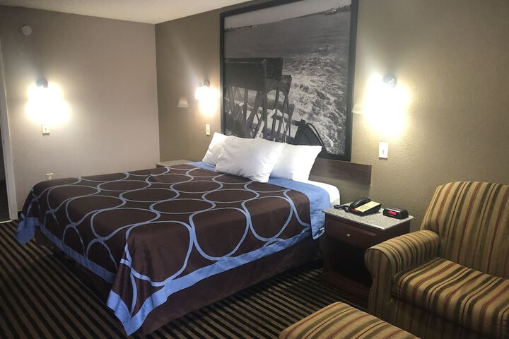Room 4 of 16