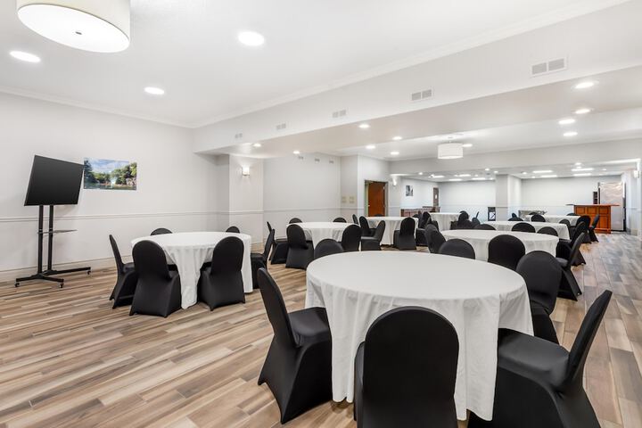 Best Western Plus 1000 Islands Hotel & Suites
