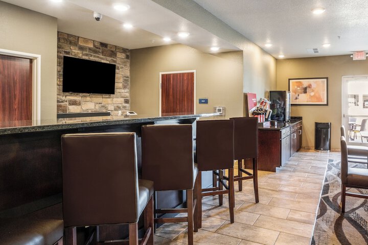 Cobblestone Hotel & Suites - Newport