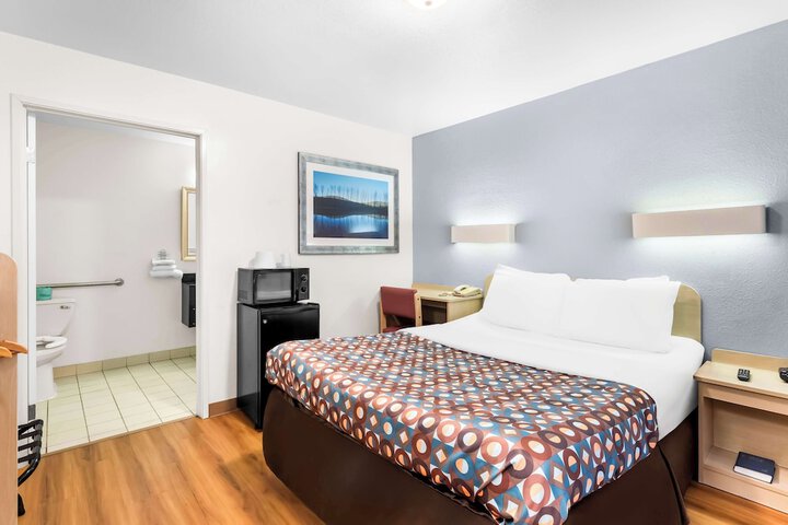 Room 25 of 29