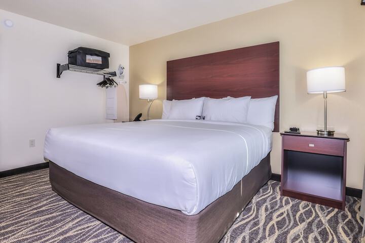 Cobblestone Hotel & Suites - Waukesha / West Milwaukee