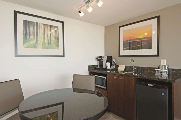 DoubleTree by Hilton Hotel & Suites Victoria