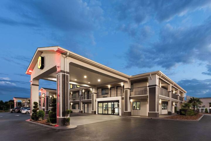 Super 8 by Wyndham Prattville Montgomery