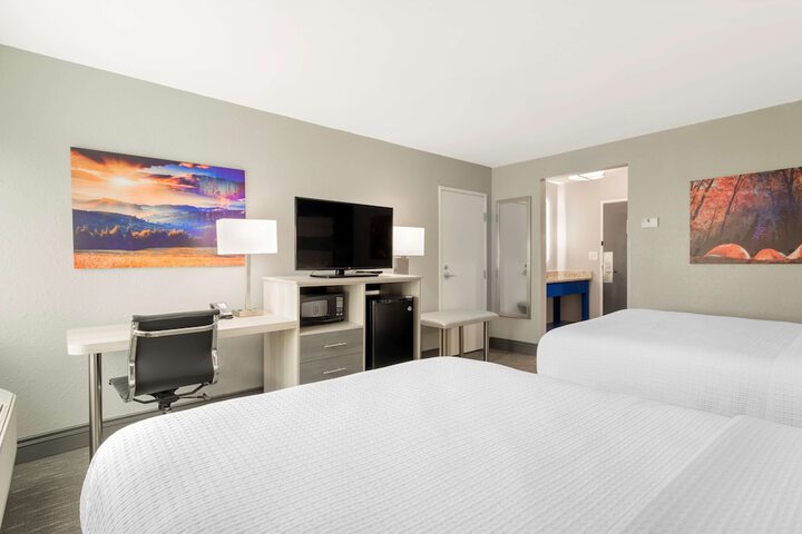 Best Western Plus Cleveland Inn & Suites