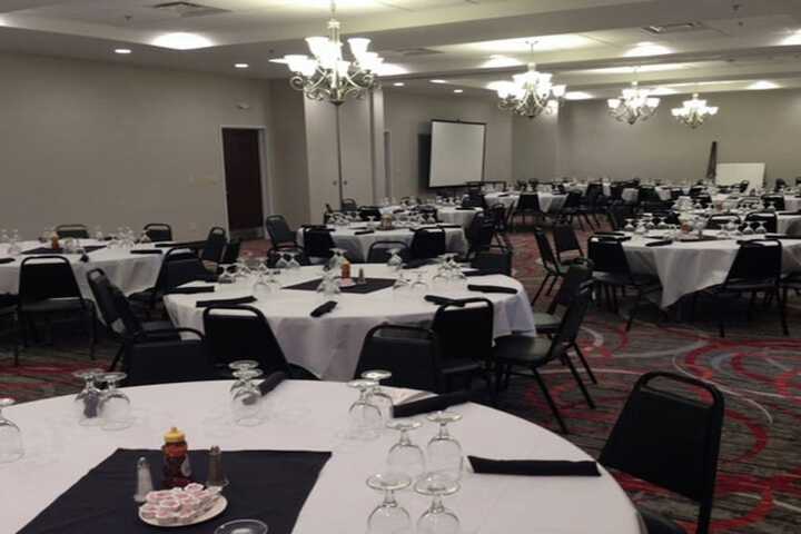 Holiday Inn & Suites Lafayette North by IHG