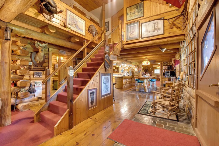 Handcrafted Log Cabin in Candor: Group Getaway!