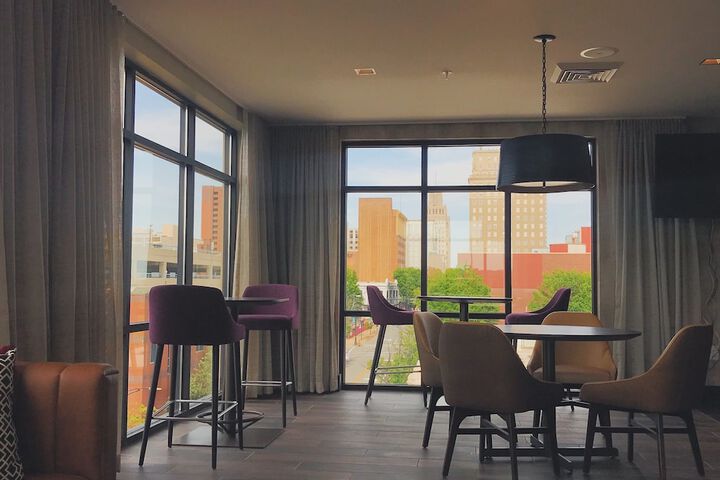 Lounge 49 of 52