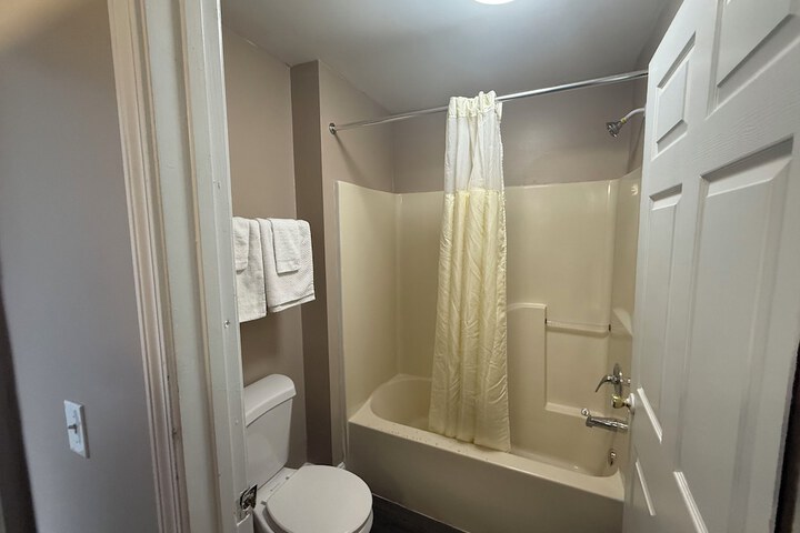 Room 6 of 18