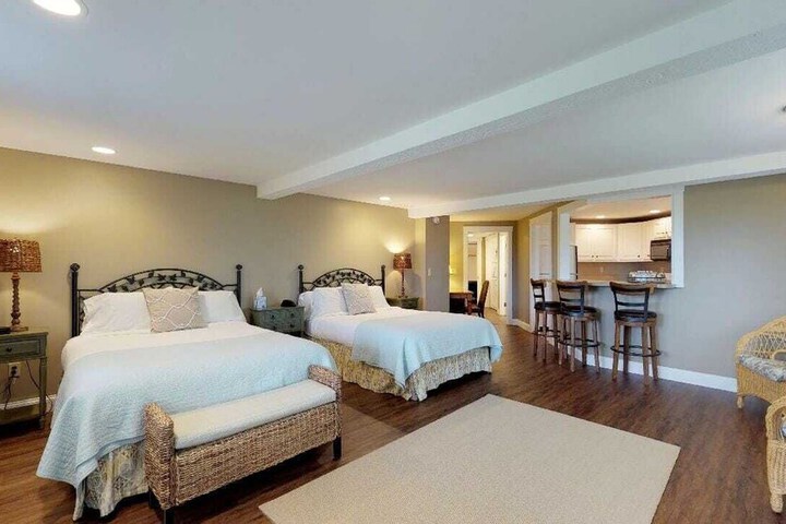 Glen Cove Inn & Suites