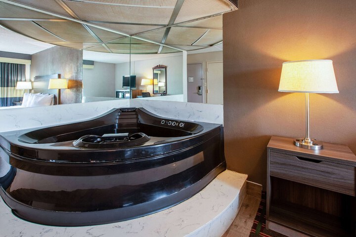 Hot Tub 28 of 31