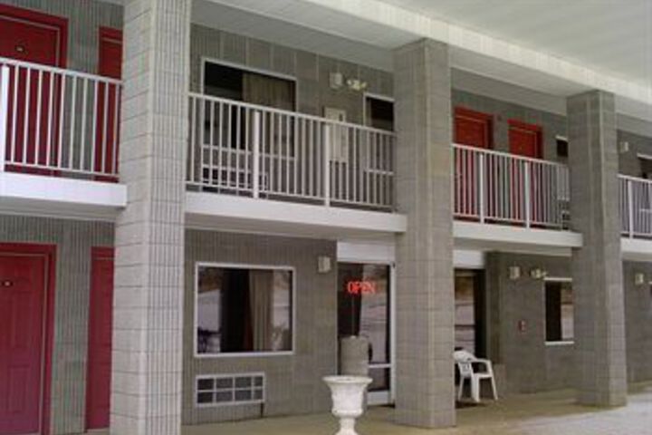 Campton Parkway Inn