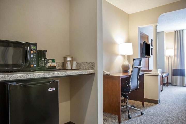 Comfort Suites West Warwick - Providence