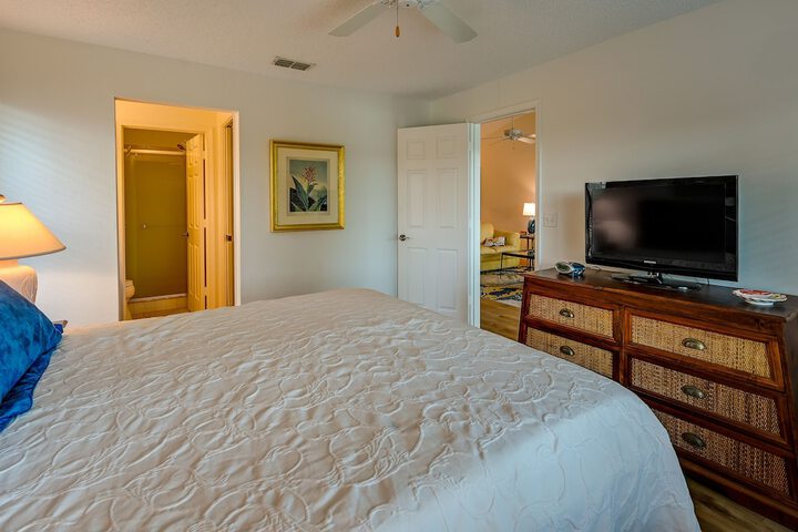 3 Mi to Beaches: Naples Condo w / Pool Access!