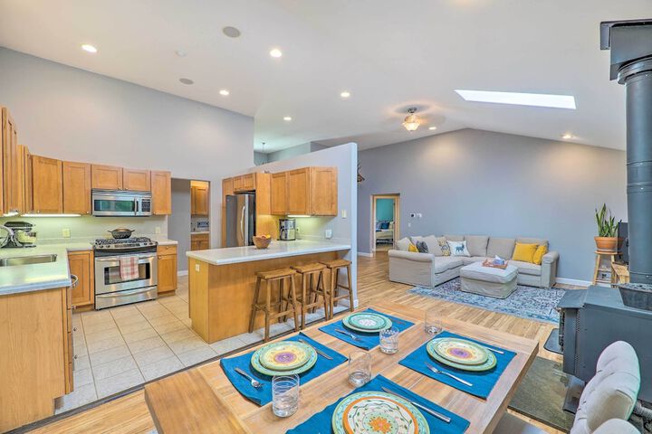 Cozy Whitehall Hideaway w / Hot Tub + Chiminea!