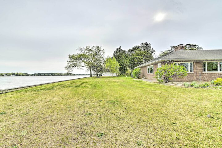 Bayfront Retreat w / Game Room + Outdoor Pool!