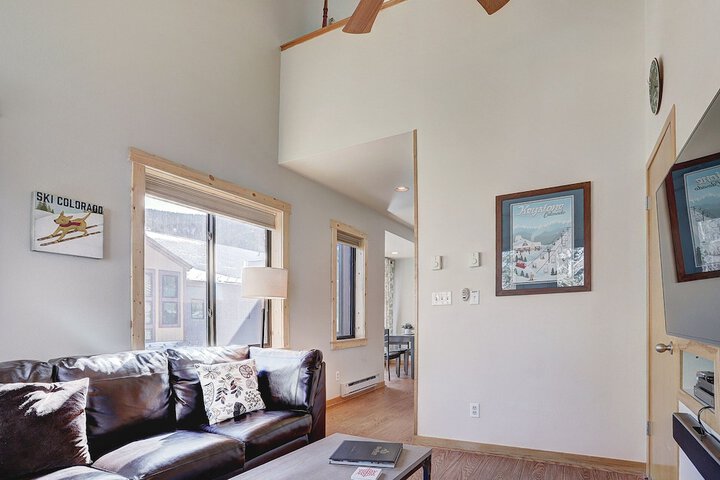 2759 Slopeside 1 Bedroom Condo by RedAwning