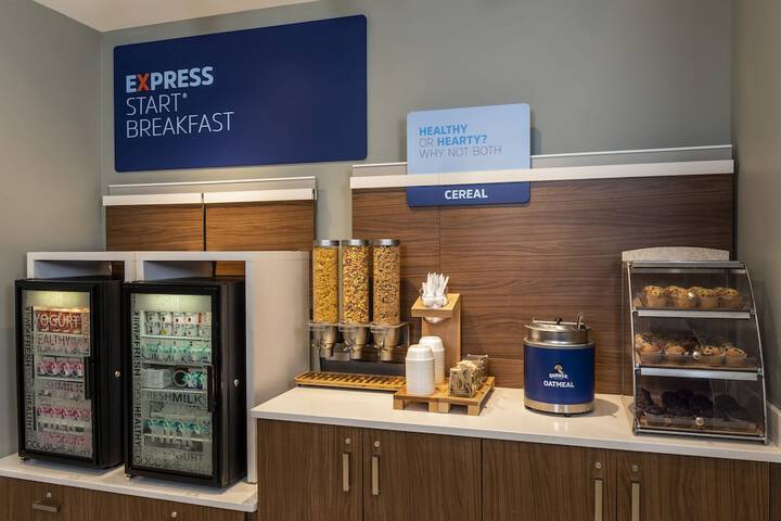 Holiday Inn Express Toronto - Downtown by IHG