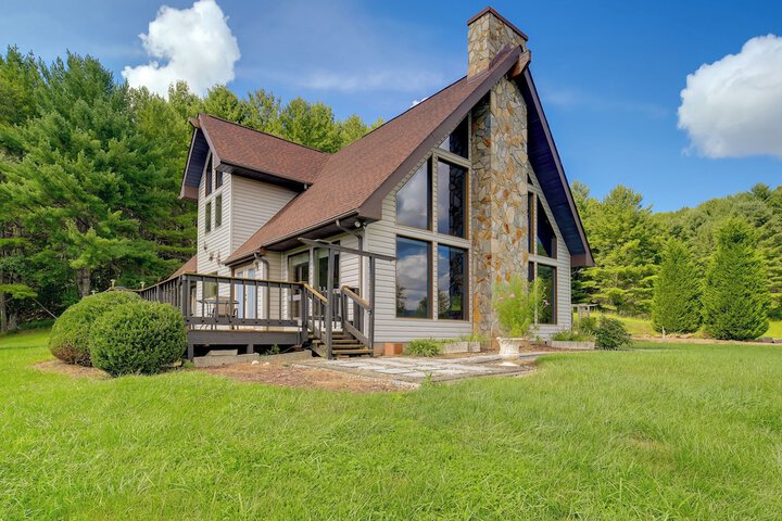 Secluded Mountain City Home w / Deck & Views!