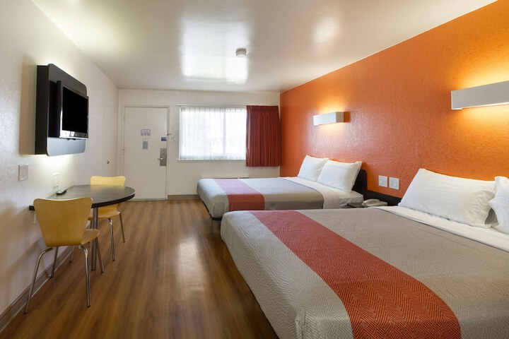 Room 13 of 22