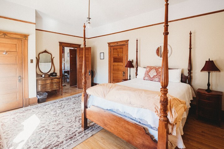 Room 42 of 51