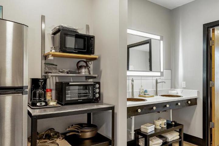 Group suite near Six Flags with onsite activities