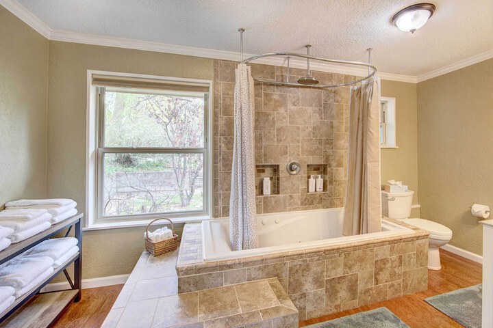 Mineola Lake House w / Dock & Fire Pit!