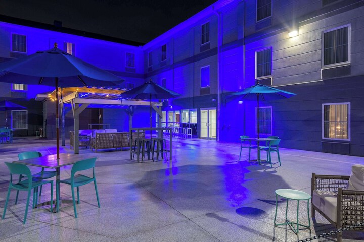 Hotel Exterior 55 of 55