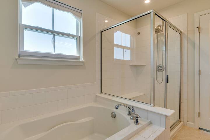Spacious Home w / Fireplace - Near Golf!