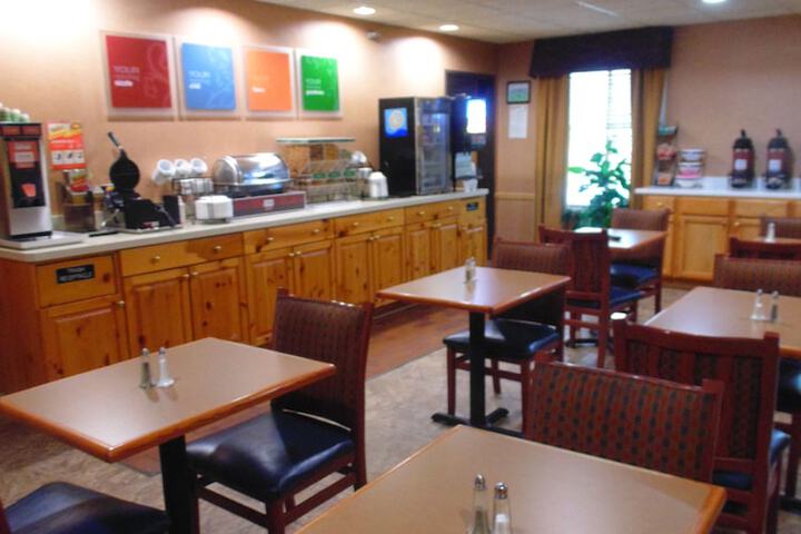 American Inn and Suites Houghton Lake
