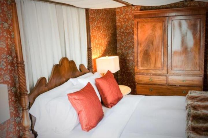 Elmwood 1820 Bed & Breakfast Inn