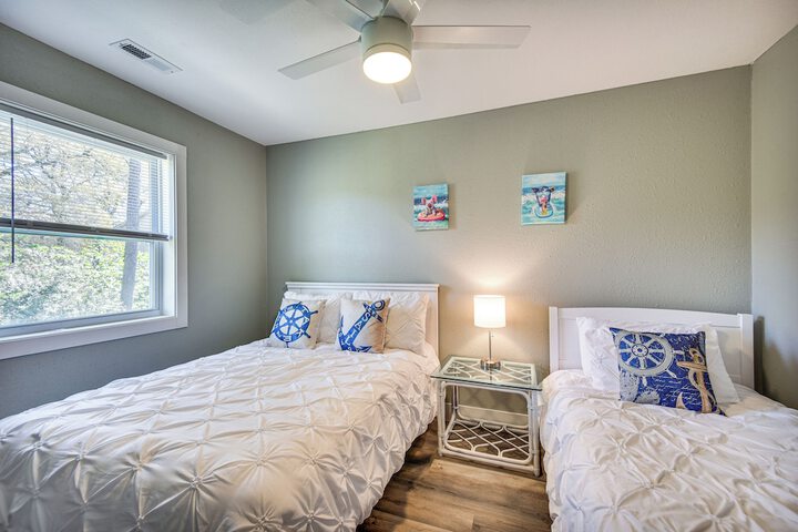 Kitty Hawk Apartment w / Hot Tub - 1 Mi to Beach!