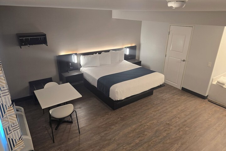 Room 6 of 18