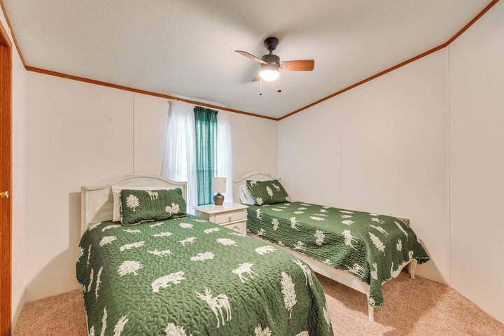 Sunny Florida Escape w / Screened-in Patio & Grill!