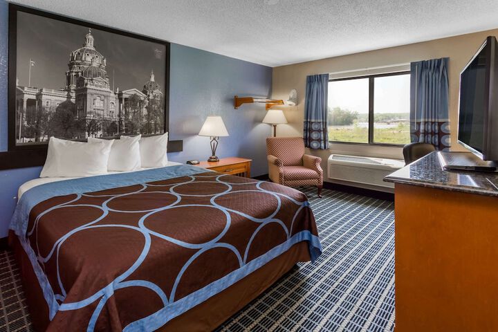 Room 9 of 16